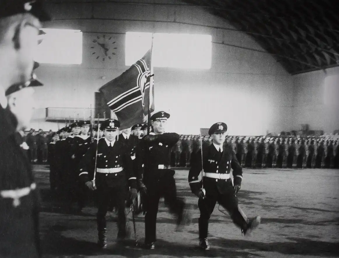 Militærparade i Idrætshallen på Ollerup Gymnastikhøjskol 1944